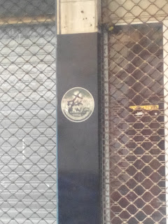 ΑΠΟΚΛΕΙΣΤΙΚΟ ΑΝΟΠΑΙΑ ΑΤΡΑΠΟΣ:ΑΠΟΚΡΥΦIΣΤΙΚΑ ΣΥΜΒΟΛΑ ΚΑΙ ΜΗΝΥΜΑΤΑ ΣΕ ΤΟΙΧΟΥΣ ΤΗΣ ΑΘΗΝΑΣ (ΣΤ’ΜΕΡΟΣ)