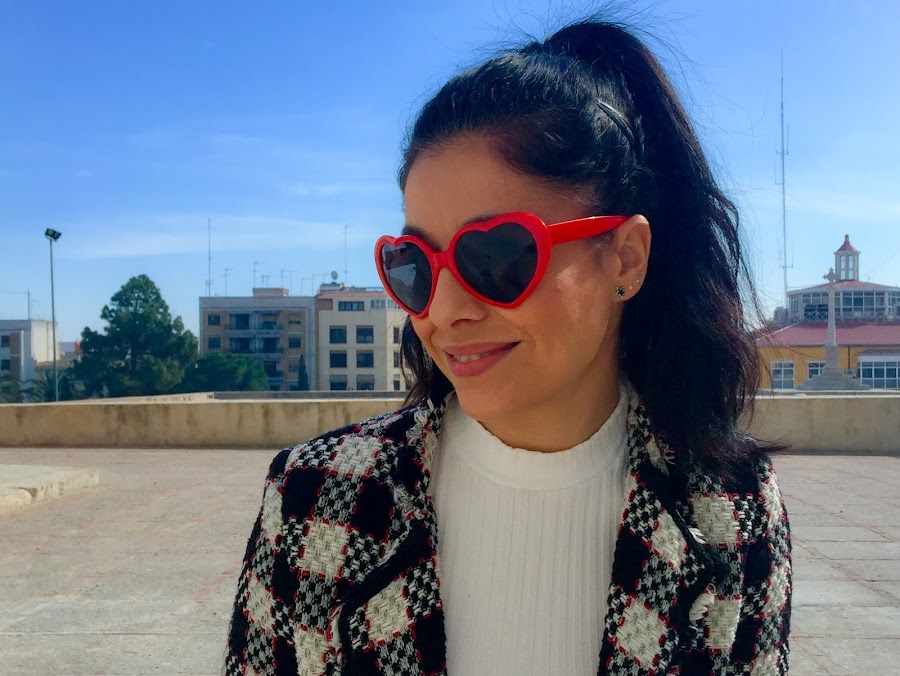 OUTFIT Chaqueta de tweed, camiseta de canalé y zapatillas con purpurina 