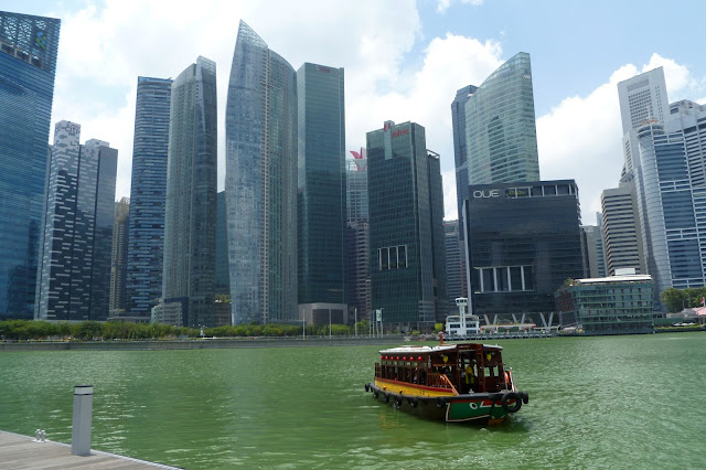 Widok na wieżowce z przystani przy Marina Bay Sands