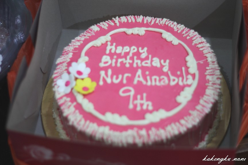 Apam warna warni: Happy Birthday Nur Ainabila