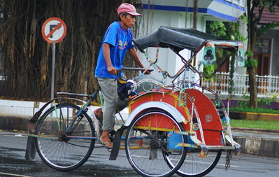 Karena Diremehkan, Orang Ini Pura-pura Jadi Tukang Becak Untuk Serahkan Sedekah 300 Juta