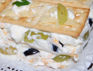 Tarta salada de uvas y cuatro quesos