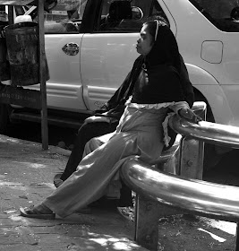 monochrome monday, black and white weekend, black and white, mumbai, india, dn road, street, street photo, street photography, 