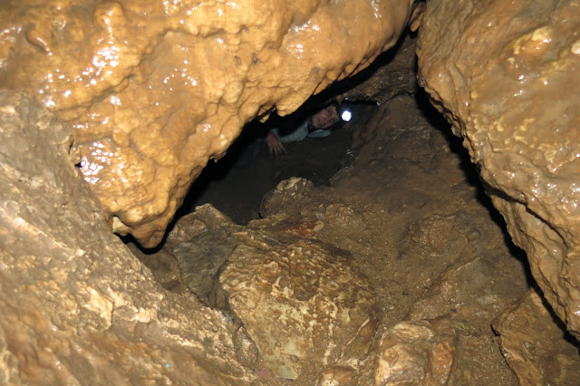 Узкий лаз в пещере
