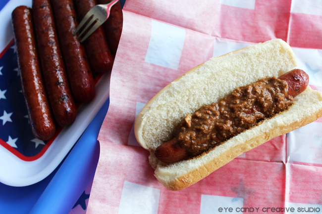how to build a Cincy style coney dog, grilled hot dogs, Cincinnati chili