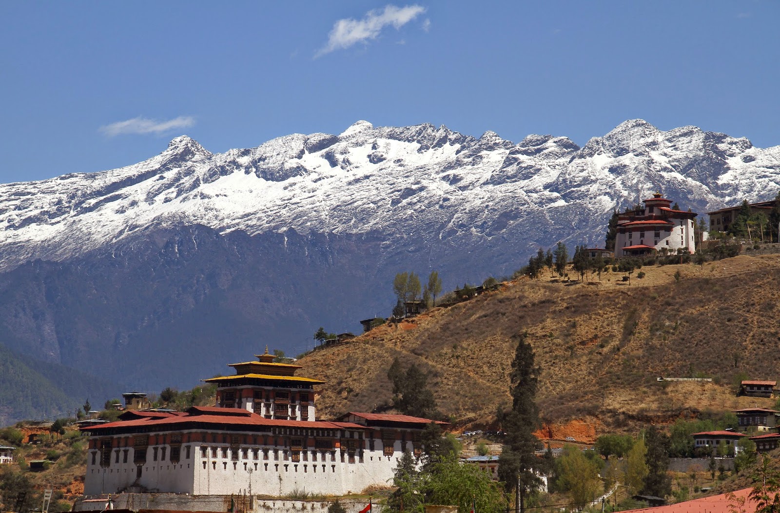 Бутана больше. Бутан Гималаи. Бутан Тхимпху климат. Тибет Непал бутан Гималаи. Бутан горы Гималаи.