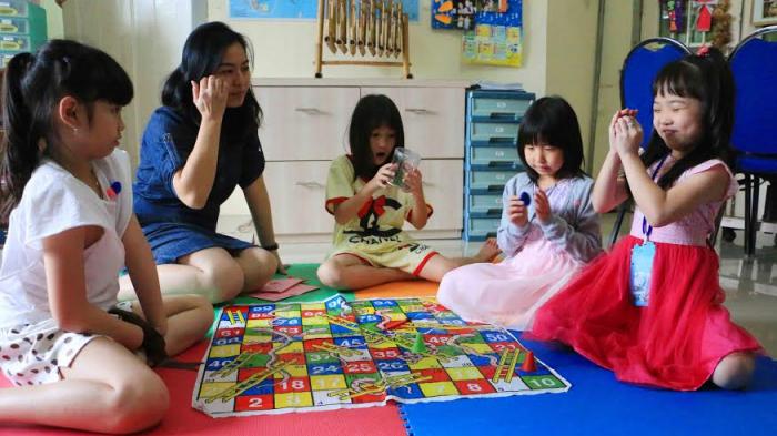 Bermain "Board Game" Saat Dewasa Bisa Enyahkan Demensia - Dunia Anak