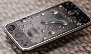 Πως να σώσεις το κινητό σου που έπεσε στο νερό! Wet-mobile-phone-741633
