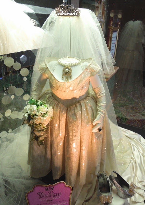 Miss Piggy Wedding Dress : See Miss Piggy’s Westwood Wedding Dress