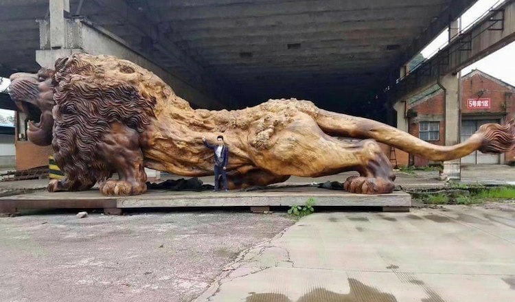 This Giant Lion Carved From A Single Tree Trunk Took 20 People Three Years To Complete (Pictures)