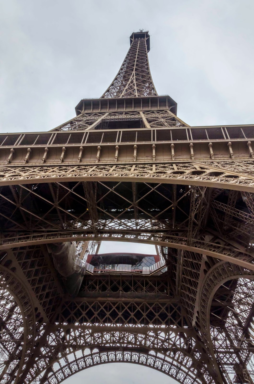 AMOR, codinome Paris! Chega de guerras, queremos a Paz!!! Em baixo da Torre Eiffel