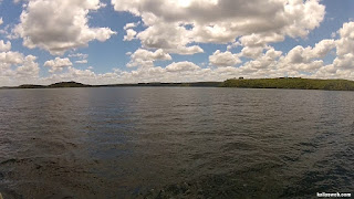 Águas calmas da represa de Xingó.