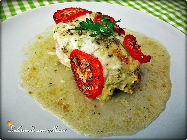 Pechugas de pollo exprés al pesto con queso y tomate