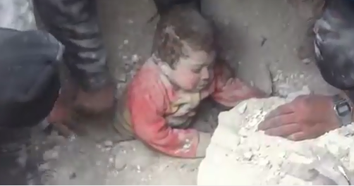 فيديو الآن بالفيديو اخراج طفلة سورية من تحت الأنقاض حية فى حي
