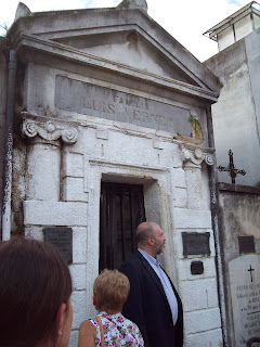 Las mujeres en  el Cementerio de La Recoleta.