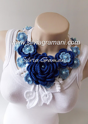 Colar de crochê com flores azul