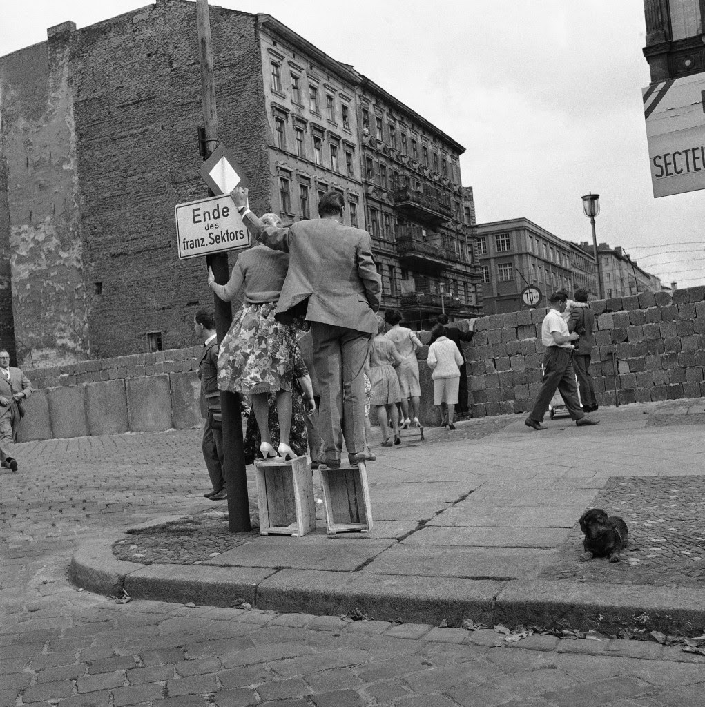 Amazing Black and White Photos of the Building of the Berlin Wall in