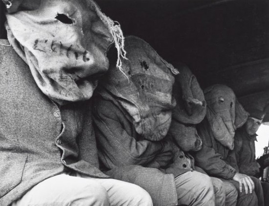 foto antigua de hombres con sacos en la cabeza