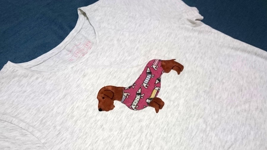 camiseta con aplicaciones