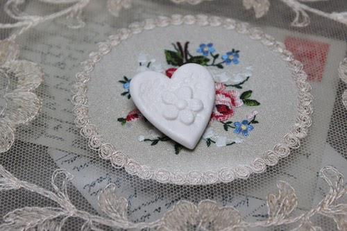 http://www.amanda-mercer.co.uk/index.php?main_page=advanced_search_result&search_in_description=1&keyword=heart+brooch