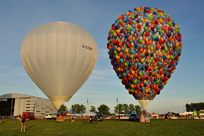 Воздушный шар в домашних условиях. Воздушный шар домик. Домик на воздушных шариках. Дом на воздушном шаре. Огромные воздушные шары.