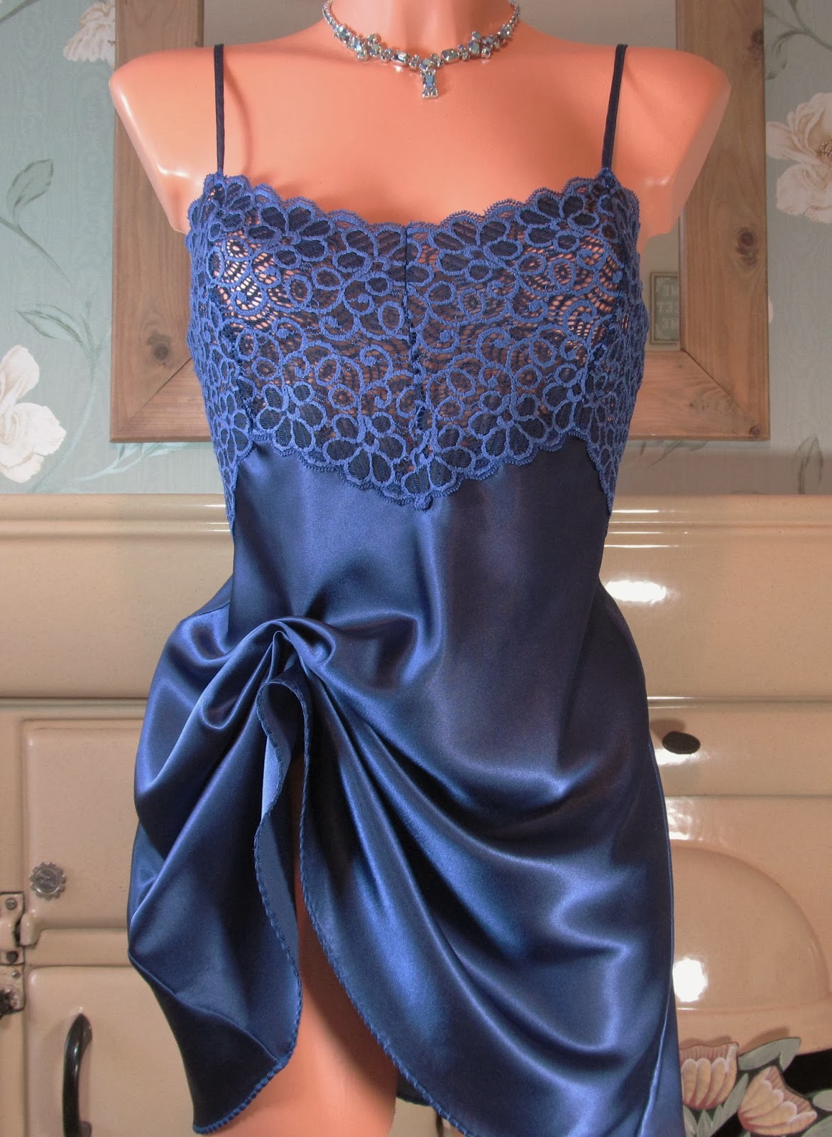 VTG COBALT BLUE SLIPPY GLOSSY SATIN LACE TOP BABYDOLL FULL SLIP NIGHTIE R11534 Sangriasuzie's