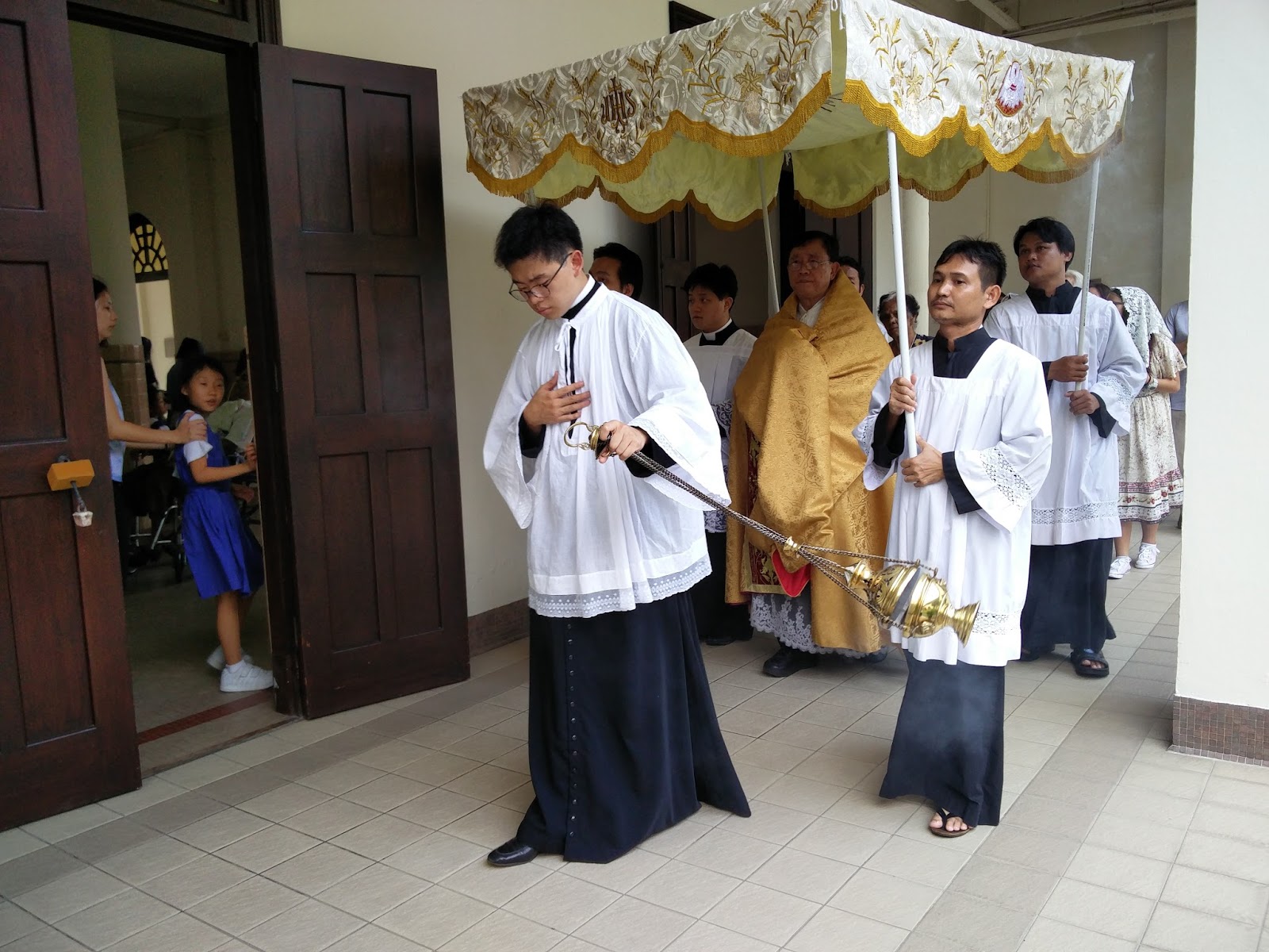 Canopy Used During The Transfer Of The Holy Eucharist To The Altar Of Repose On Holy Thursday Altar Objetos