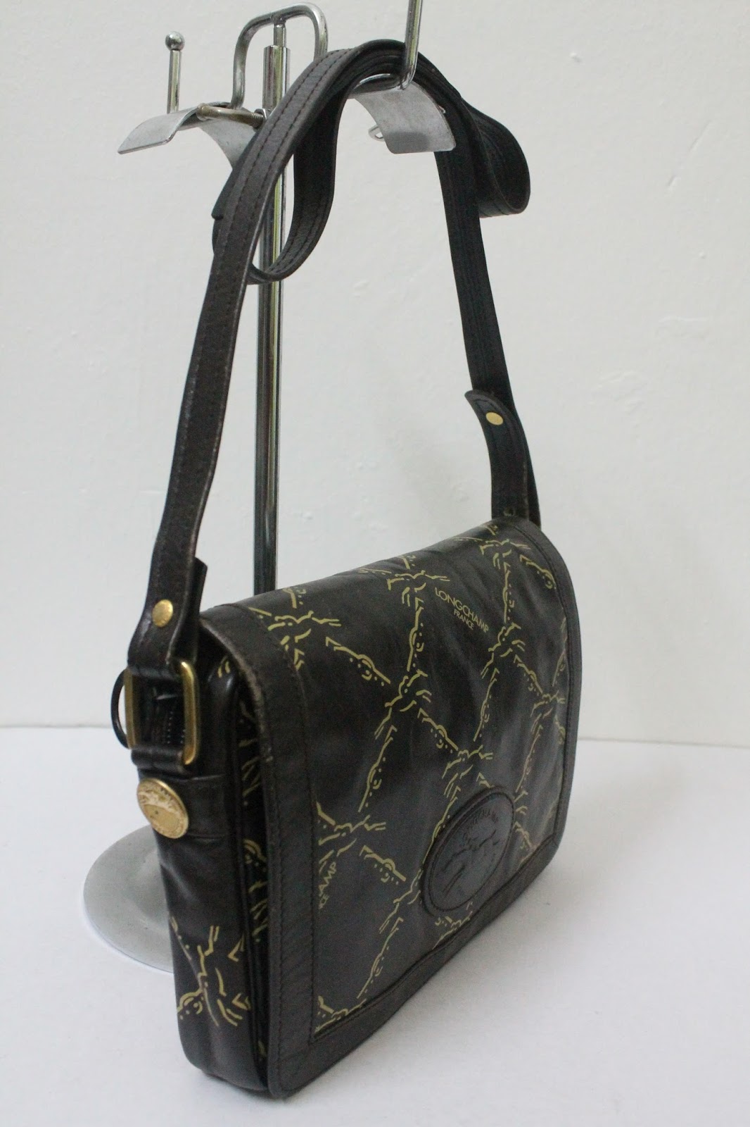 BUNDLEBARANGBAEK: Authentic & Vintage LONGCHAMP Leather Crossbody Bag.