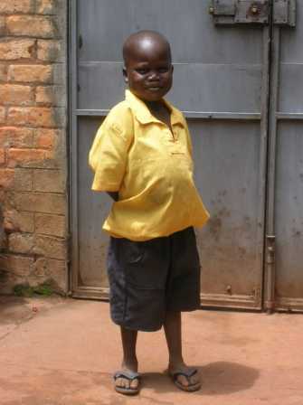 Si chiama Abramo, è orfano di anbedue i genitori, ha contratto il virus  HIV alla nascita e vive con la nonna che è poverissima. Col nostro aiuto  va a scuola. Nonostante le cure è malaticcio e probabilmente non avrà  molti anni da vivere.