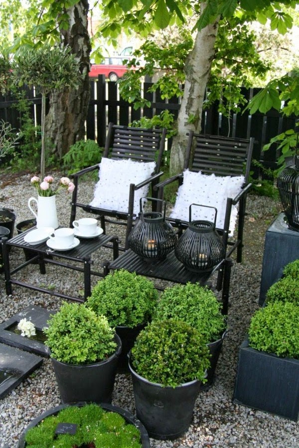 Relax in the seating area in the garden!