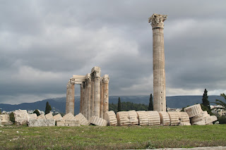 "Οι στύλοι του Ολυμπίου Διός". Ο μεγαλύτερος ναός της αρχαιότητας. Πώς γκρεμίστηκαν οι περισσότερες από τις 104 κολώνες που ζύγιζαν 364 τόνους.