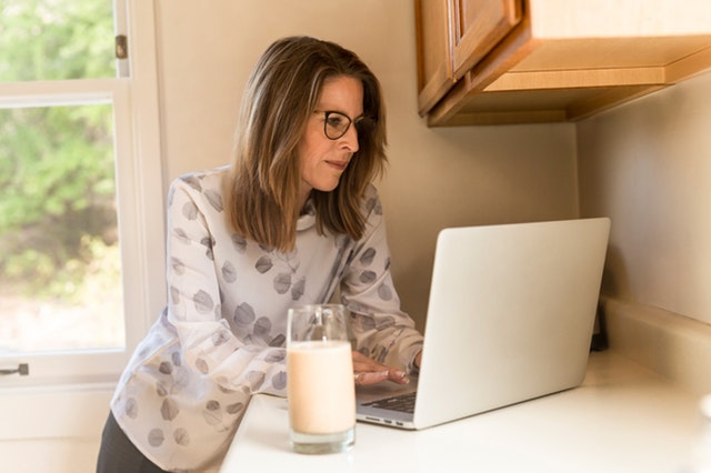 mujer trabajando con laptop