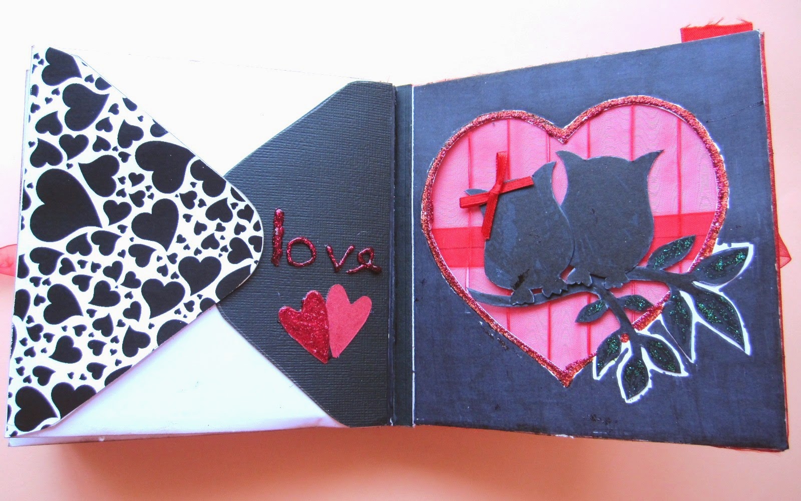 foto 6 decoración interior LOVE mini-álbum a la izquierda parte trasera de un sobre con la solapa decorada con corazones negros y a la derecha silueta de búhos enamorados a contraluz de luna roja hecha con tul