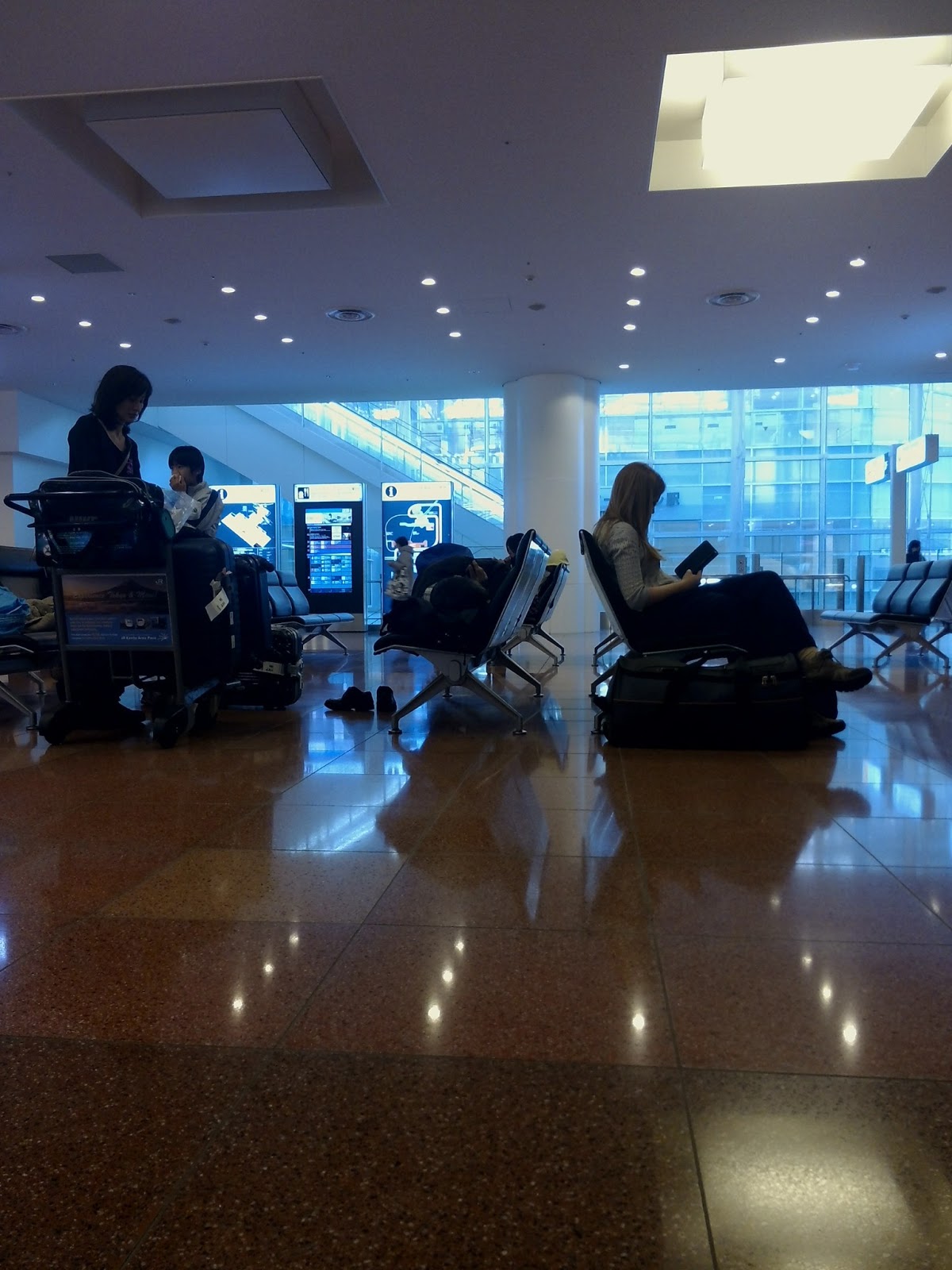  T R A V E L O G Sleeping in Haneda airport