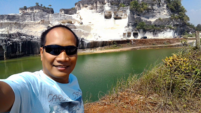 Bukit Jadih dan Danau Biru adalah tempat yang keren buat selfie. Bukit Jadih dan Danau Biru adalah tempat yang keren buat selfie.
