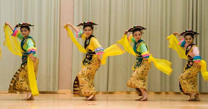 35 Konsep Top Kostum Tari Lenggo