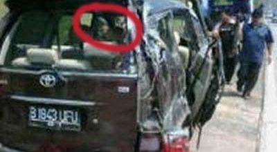 Foto Penampakan Wanita Jilbab di Mobil Saipul Jamil