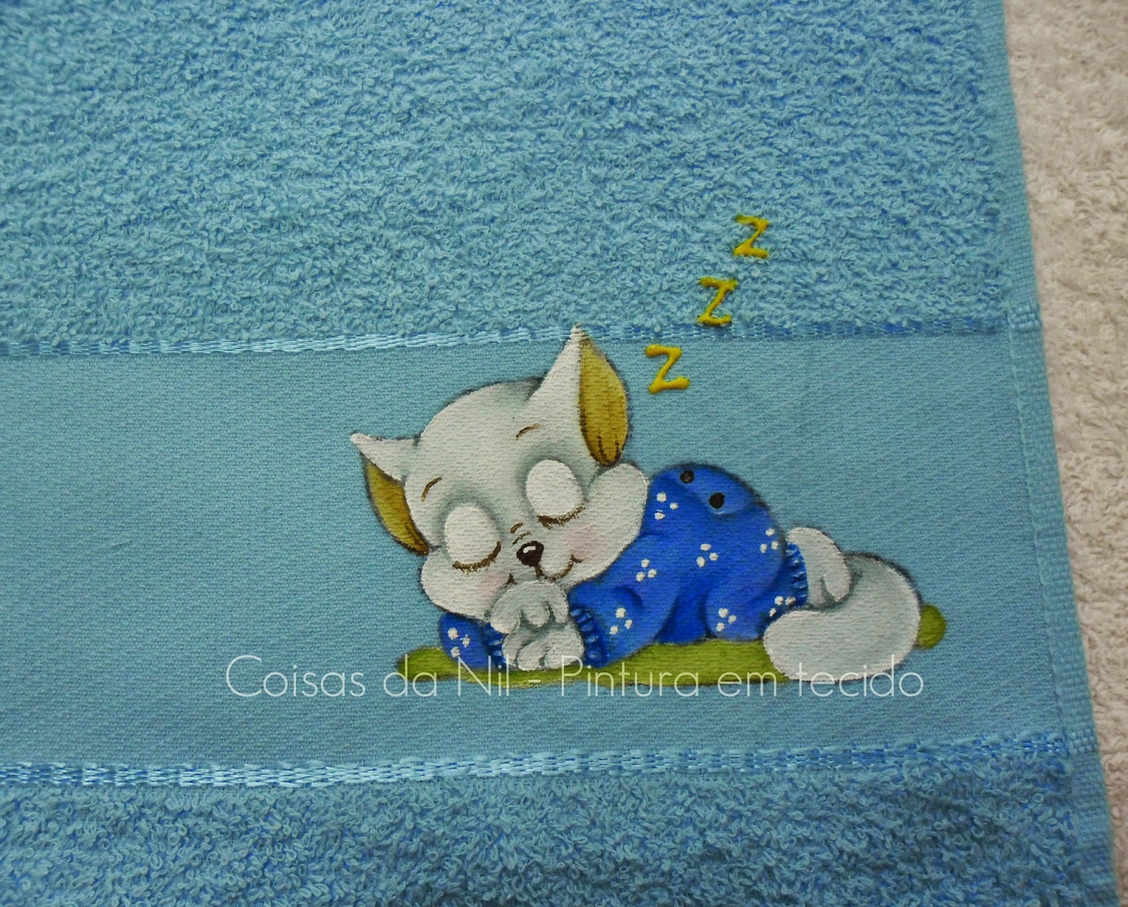 toalha infantil com pintura de gato dormindo de pijama