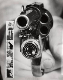 38`lik Colt tabancaya monte edilen bu kamera, tetiğe her bastığınızda fotoğraf çekiyordu. Soldaki küçük karelerde çekilen fotoğrafları görebilirsiniz. 