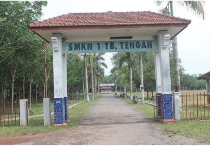Kepala Sekolah SMKN-1 Tuba Tengah Diduga Hindari Konfirmasi Wartawan Terkait Kurang Transparannya Dana BOS.