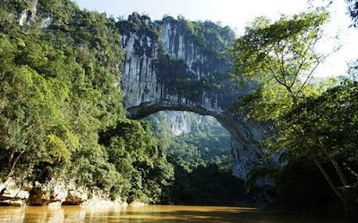 El puente natural más grande la Tierra en China