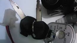 Cara Memperbaiki Stok Kontak Anti Maling Menjadi Otomatis Tertutup