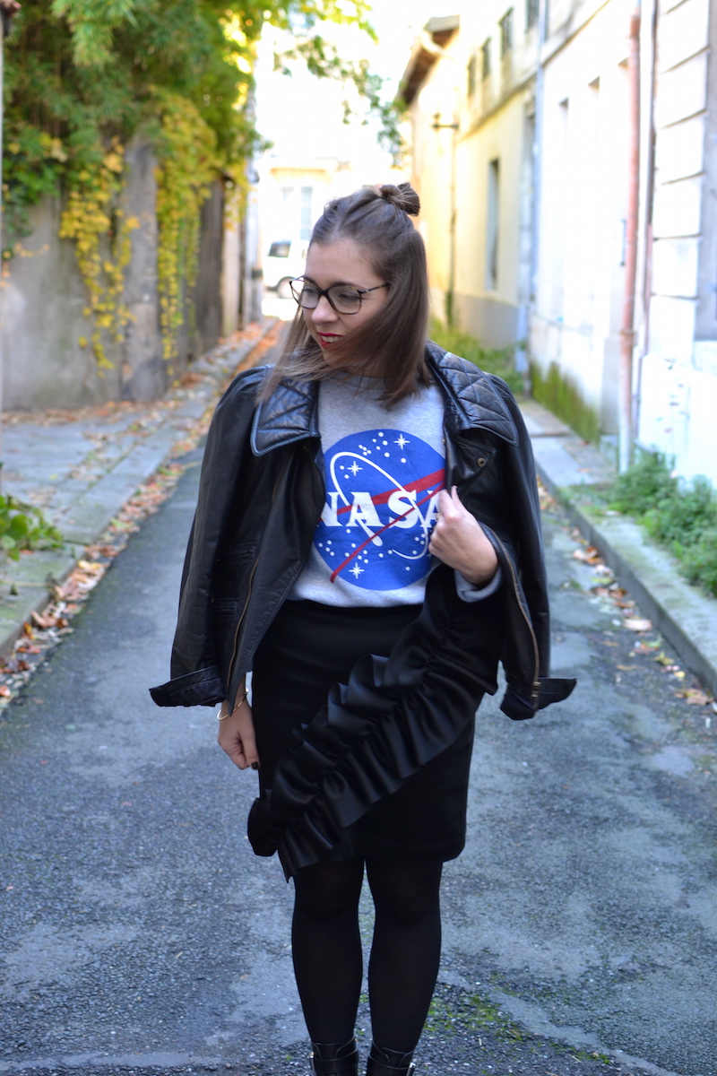 perfecto Isabel Marant, sweat NASA sammydress, jupe & other stories, collant noir