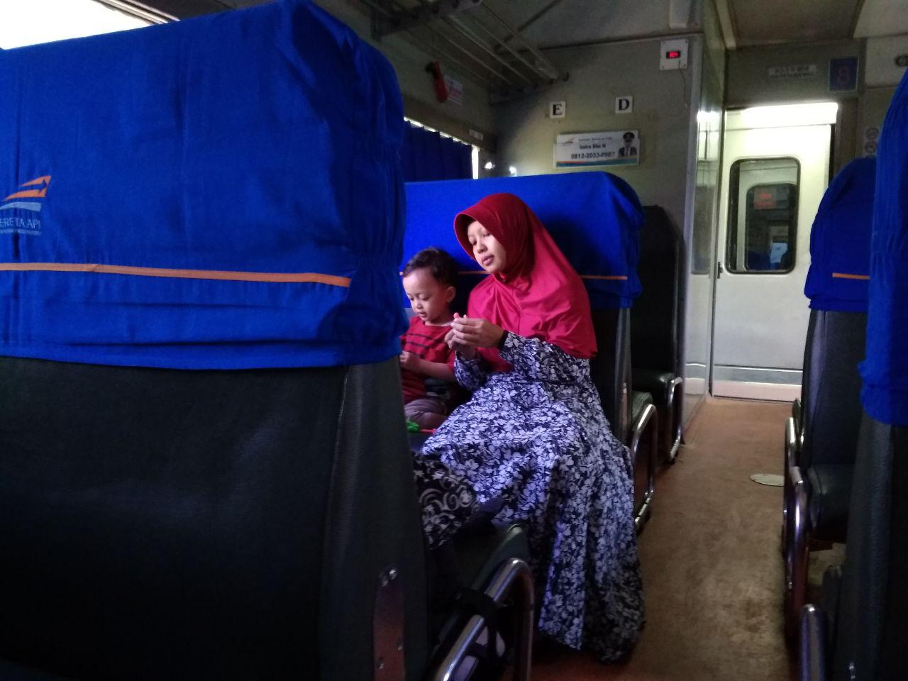 naik kereta api ekonomi tips naik kereta api ekonomi membawa balita