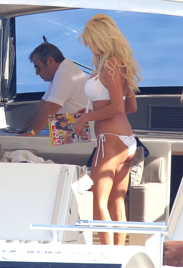 Victoria Silvstedt picks up a magazine to read