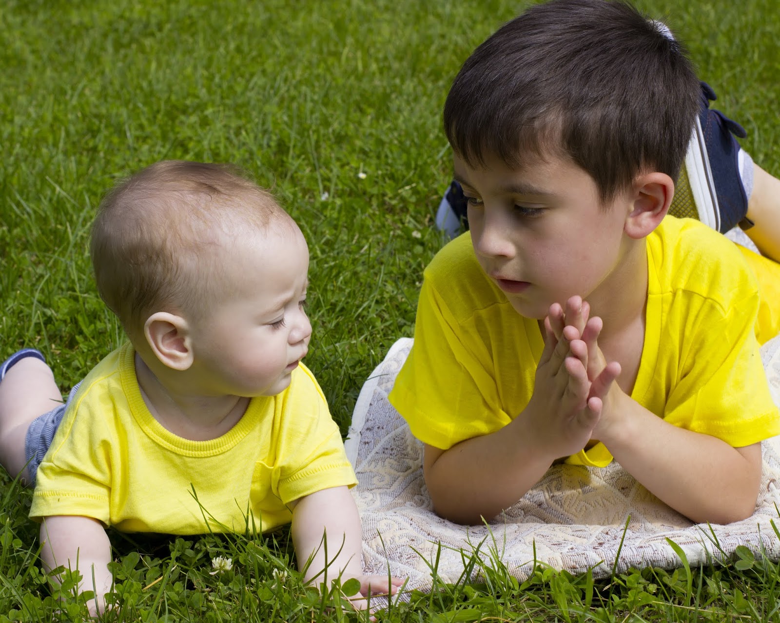 день обнимания своих детей. пока сын маленький. папа катает ребенка на спине. пока сын маленький. муж и сын.