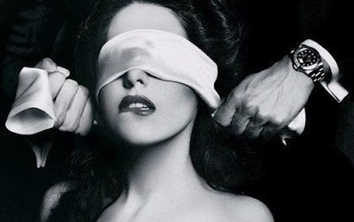 mujer vendada mujer experimentando con el mundo de las ataduras y mordazas