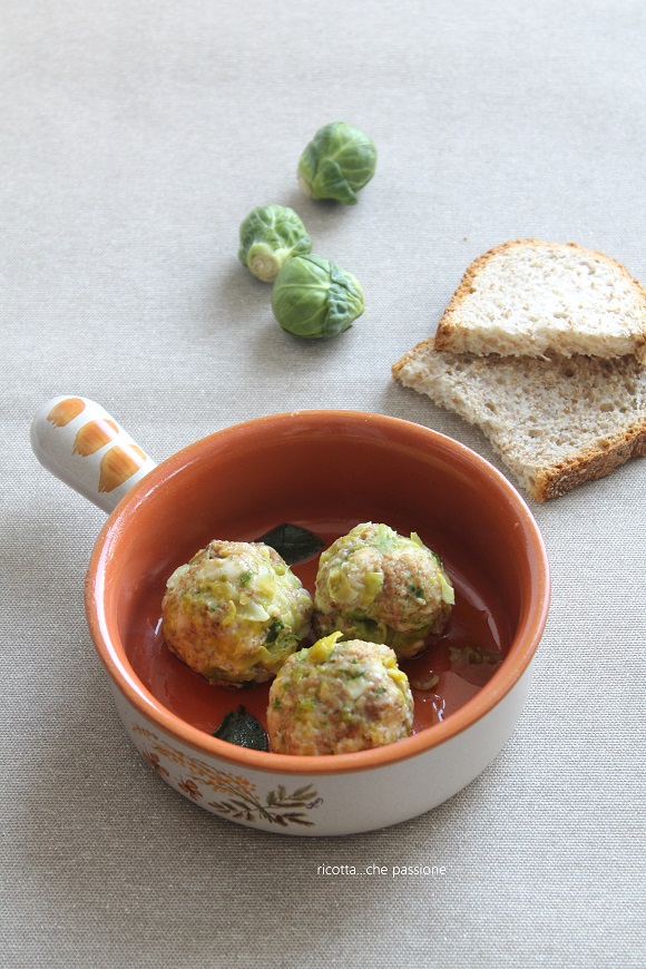 CANEDERLI, O POLPETTE DI PANE, AI CAVOLINI DI BRUXELLES