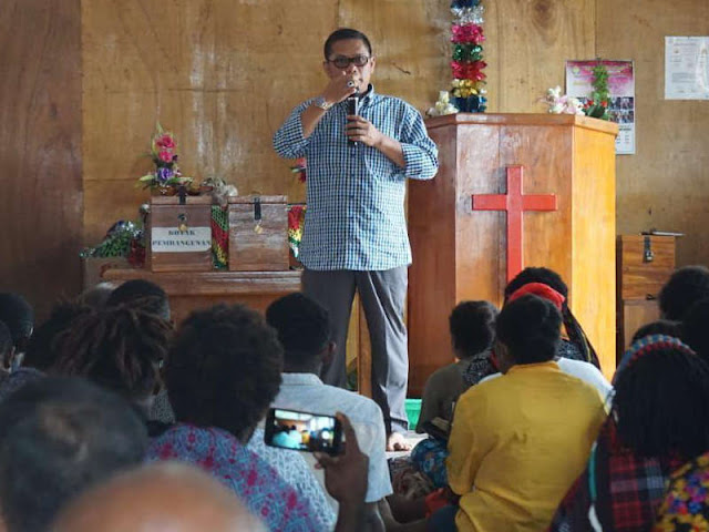 Yosua Pandit Sembiring Beribadah di Jemaat GIDI Filadelfia Abepura Yosua Pandit Sembiring Beribadah di Jemaat GIDI Filadelfia Abepura