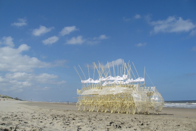 Theo Jansen ou la fusion de la biologie, de l'architecture et de l'art Theo Jansen ou la fusion de la biologie, de l'architecture et de l'art